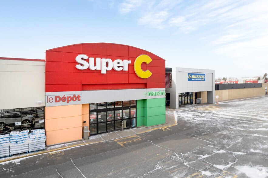 200 Blvd D’Anjou, Châteauguay, QC à louer - Photo du bâtiment - Image 2 de 8
