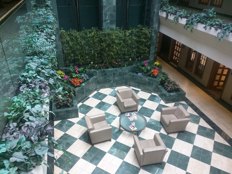 360 W Butterfield Rd, Elmhurst, IL for lease - Building Photo - Image 3 of 12