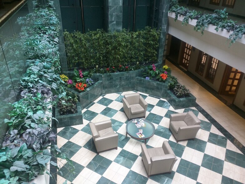 360 W Butterfield Rd, Elmhurst, IL à louer - Photo du bâtiment - Image 3 de 12