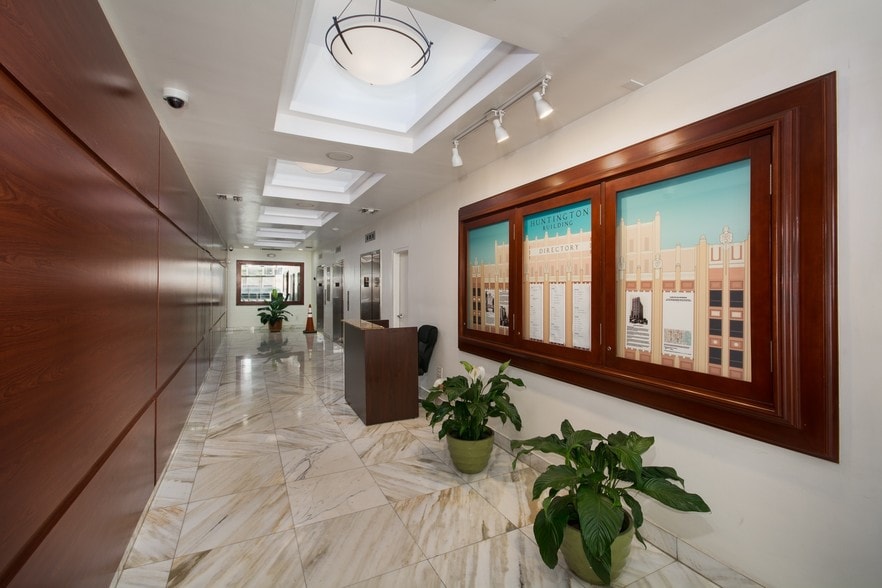 168 SE 1st St, Miami, FL for lease - Lobby - Image 2 of 2