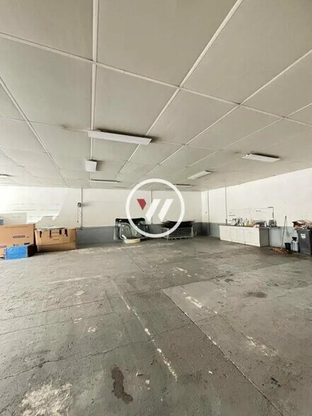 Flex in Gémenos for lease - Interior Photo - Image 2 of 7
