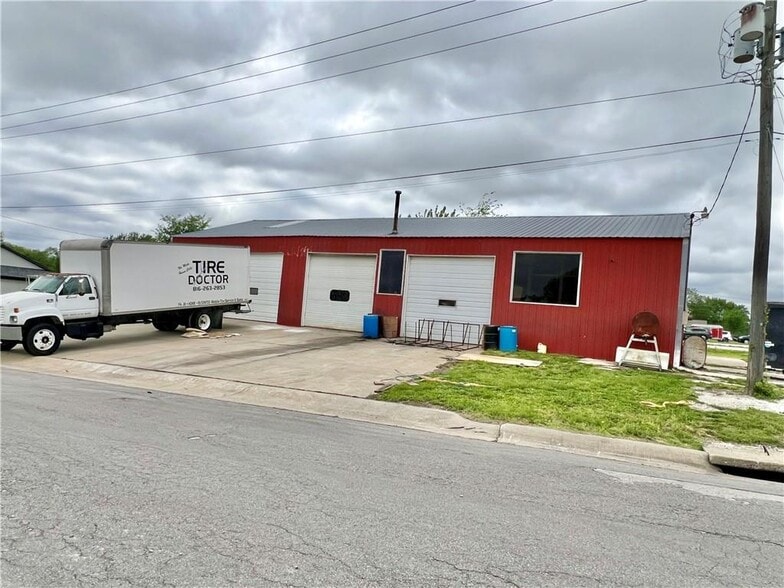 101 N 3rd St, Odessa, MO à vendre - Photo du bâtiment - Image 2 de 3