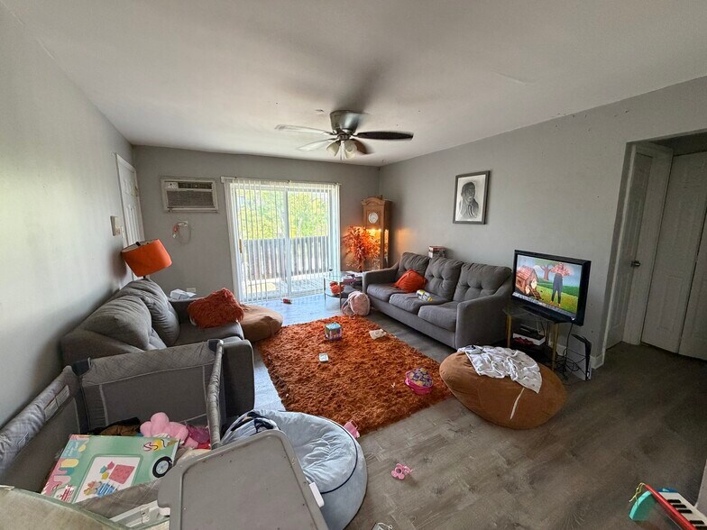 21907 Jeffrey Ave, Sauk Village, IL for sale - Interior Photo - Image 3 of 7