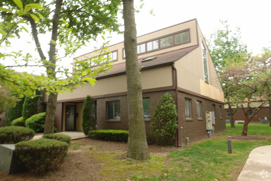 15 Brunswick Woods Dr, East Brunswick, NJ à vendre - Photo principale - Image 1 de 1