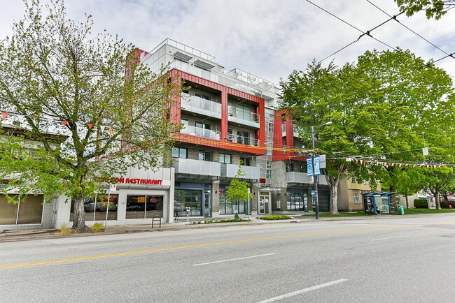 Plus de détails pour 375-383 East Broadway St, Vancouver, BC - Commerce de détail à vendre