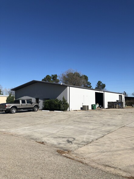 31902 Industrial Park Dr, Pinehurst, TX for lease - Building Photo - Image 1 of 1