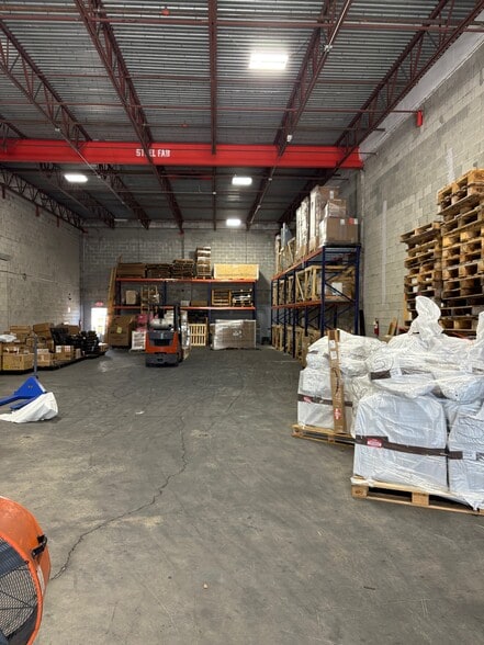 7975 NW 21st St, Doral, FL à louer - Photo du bâtiment - Image 2 de 9