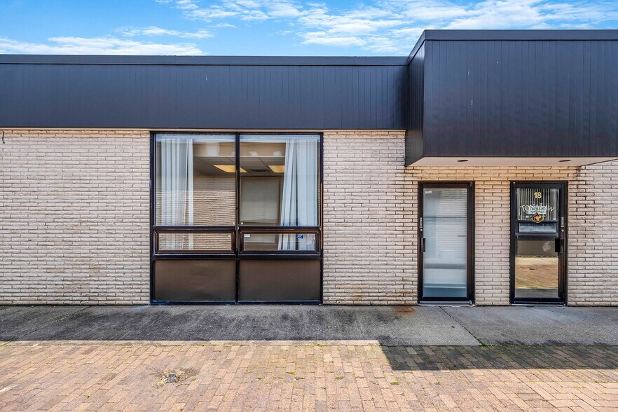 152 Islip Ave, Islip, NY à louer - Photo du bâtiment - Image 3 de 8