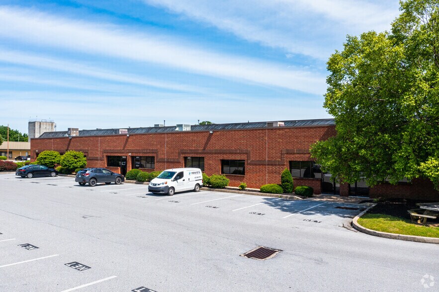 208-210 Carter Dr, West Chester, PA à louer - Photo du bâtiment - Image 3 de 8