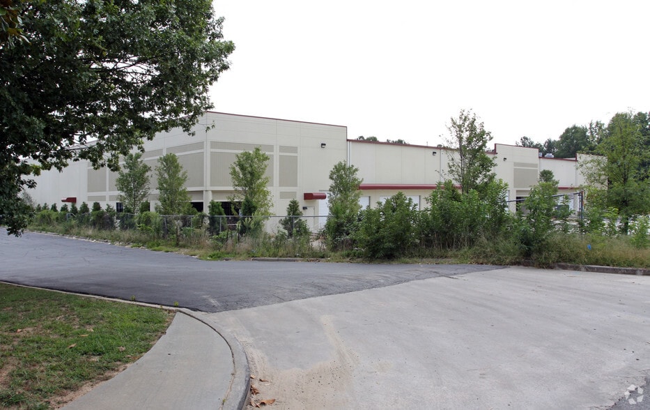 1741 Wilwat Dr, Norcross, GA à louer - Photo du bâtiment - Image 2 de 3