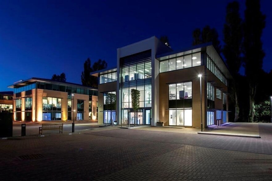 Chiltern Hl, Gerrards Cross for lease - Building Photo - Image 2 of 11