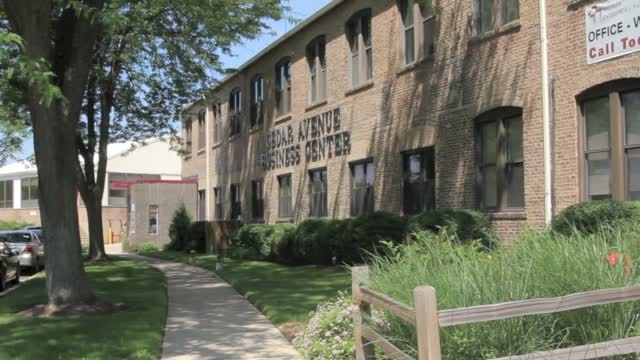 1020 Cedar Ave, St Charles, IL à louer - Vidéo sur l’inscription commerciale - Image 2 de 11