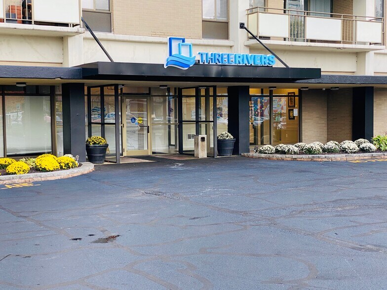 101 Three Rivers N, Fort Wayne, IN à louer - Photo du bâtiment - Image 2 de 7