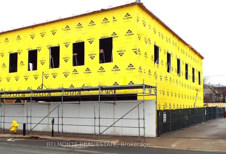 124 Brock St N, Whitby, ON à louer - Photo du bâtiment - Image 2 de 2