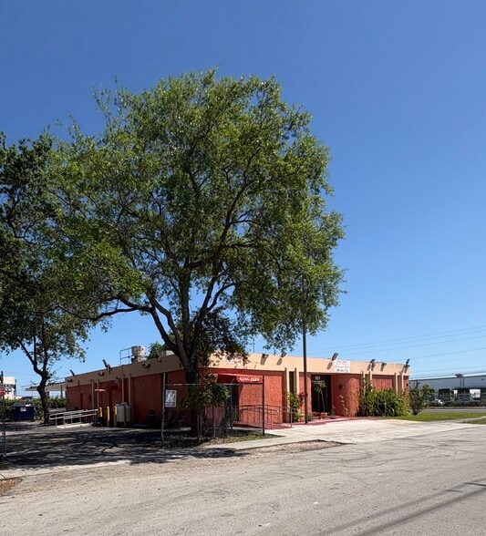 161 NE 183rd St, Miami, FL à vendre - Photo du bâtiment - Image 3 de 12