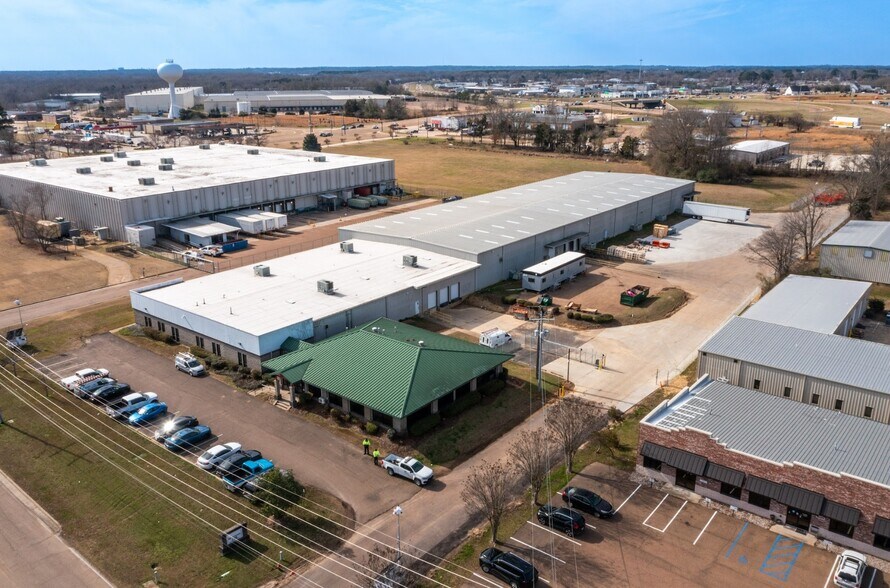 135 Industrial Dr N, Madison, MS à vendre - Photo du bâtiment - Image 1 de 40