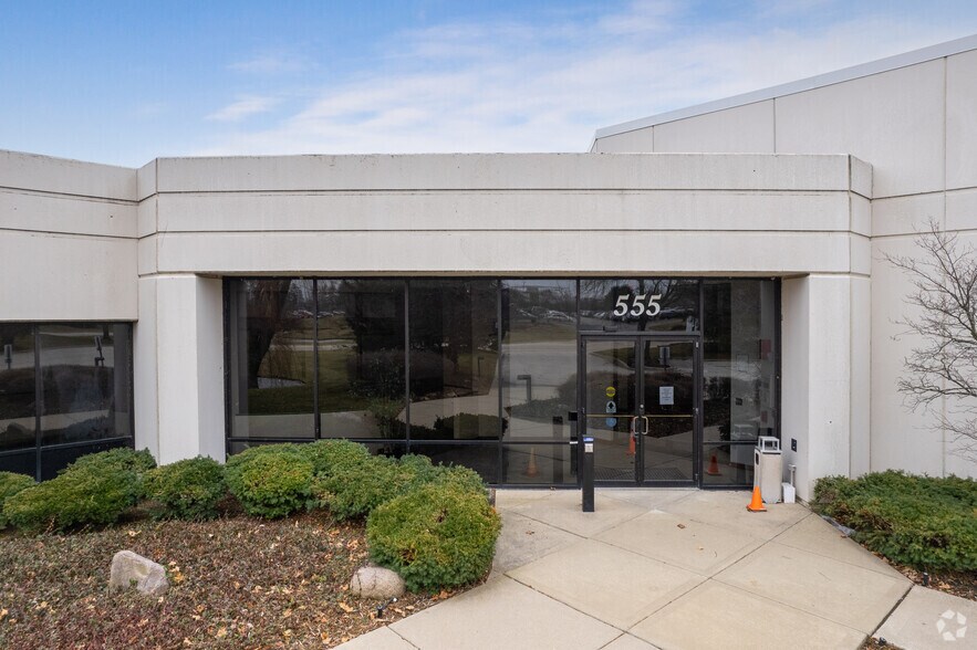555 Corporate Woods Pky, Vernon Hills, IL à vendre - Photo du bâtiment - Image 2 de 5