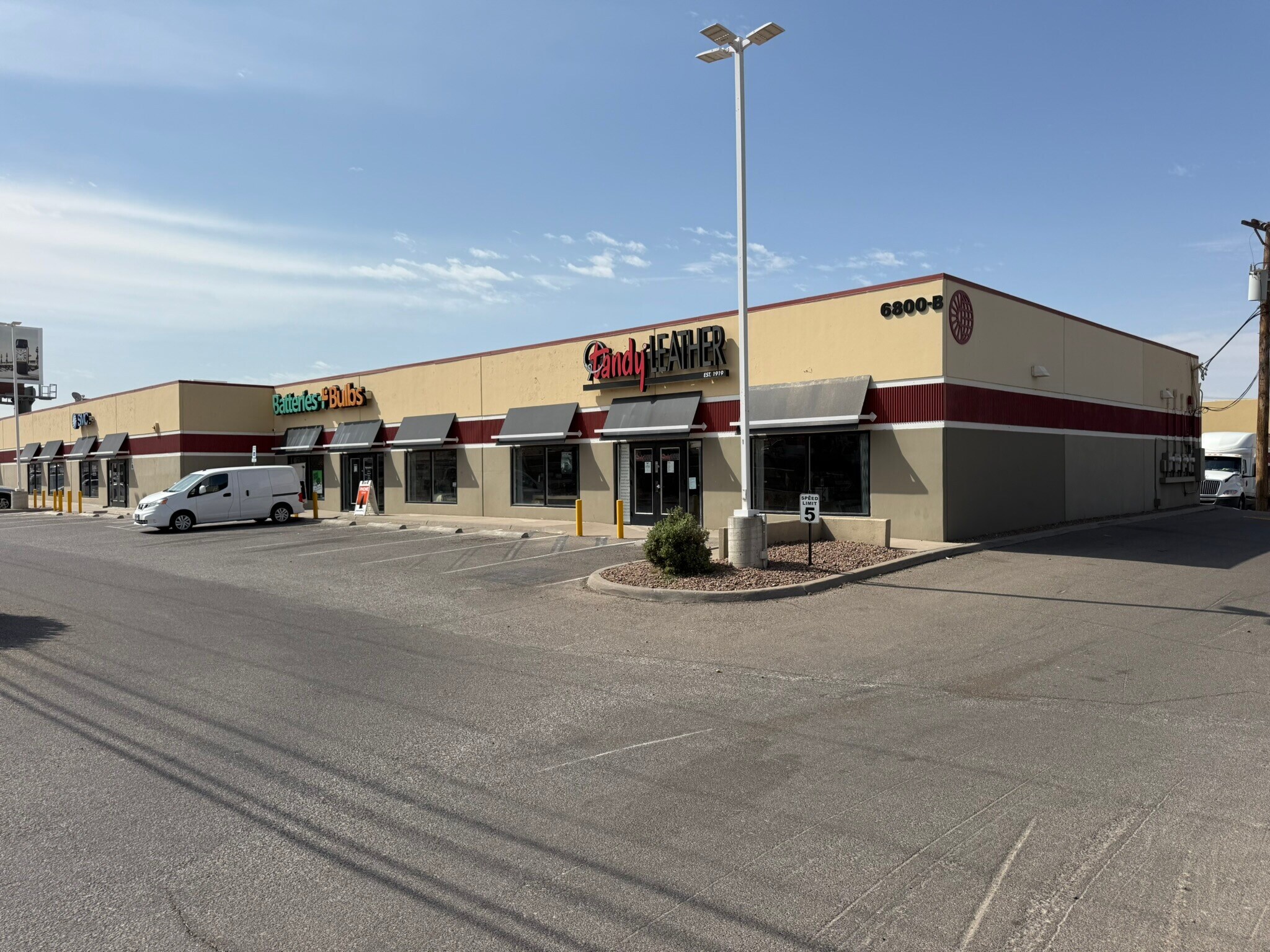 6800 E Gateway Blvd, El Paso, TX à louer Photo principale- Image 1 de 2