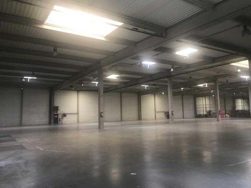 Industrial in Montigny-le-Bretonneux for lease Building Photo- Image 1 of 2