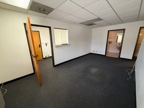 1918 W Magnolia Blvd, Burbank, CA for lease Interior Photo- Image 2 of 6