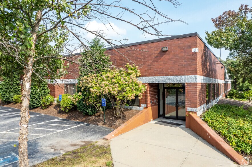 4 Blackstone Valley Pl, Lincoln, RI à vendre - Photo du bâtiment - Image 2 de 8