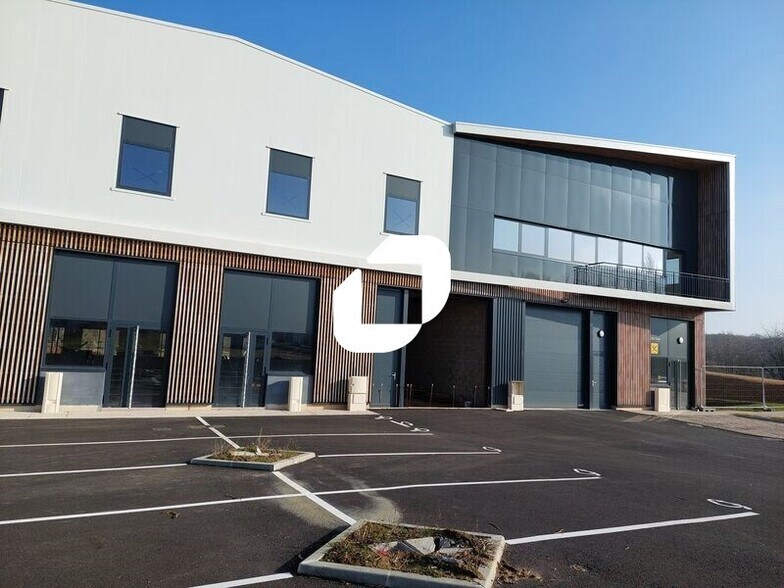51 Rue Pierre Curie, Plaisir à vendre - Photo du bâtiment - Image 3 de 9
