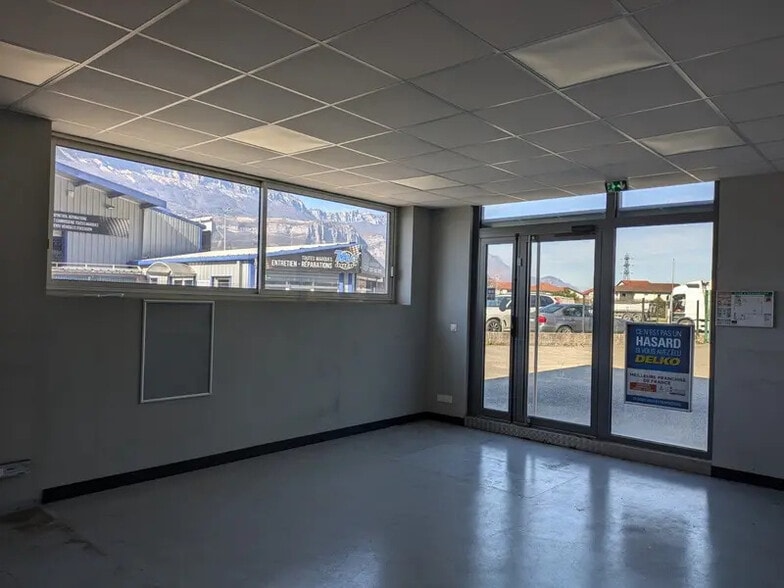 Office in Crolles for lease - Interior Photo - Image 3 of 9