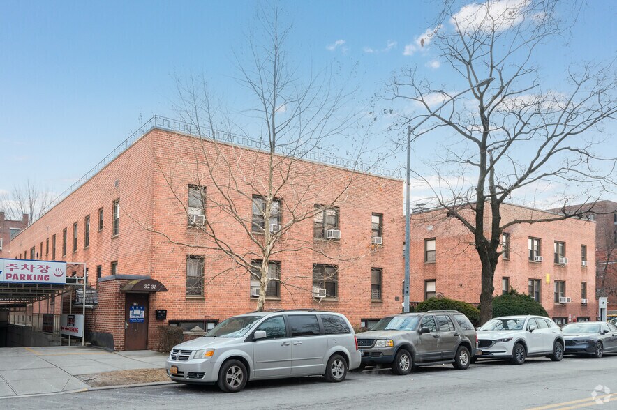 37-31 149th St, Flushing, NY à vendre - Photo du bâtiment - Image 2 de 5