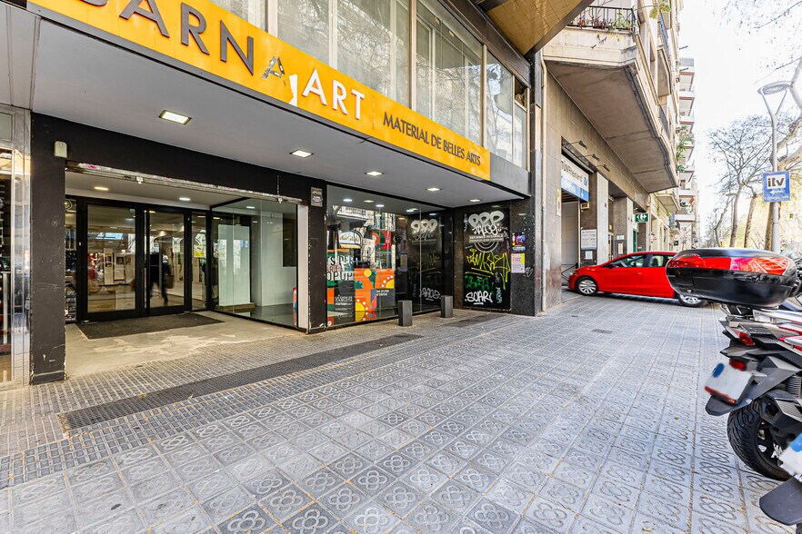 Commerce de détail dans Barcelone, Barcelona à louer - Photo du bâtiment - Image 2 de 9