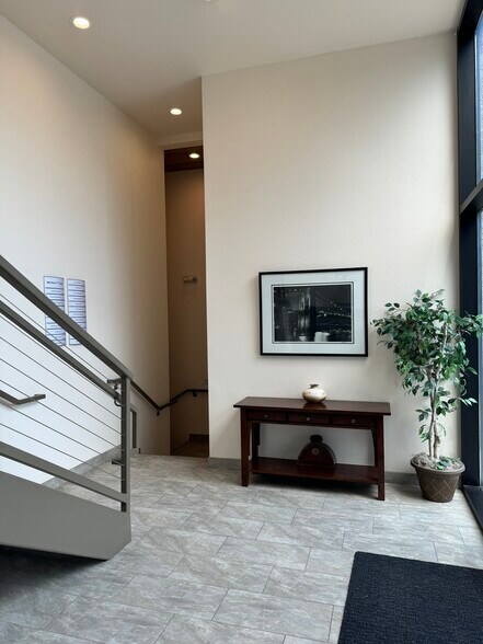 888 W 2nd St, Reno, NV à louer - Photo intérieure - Image 2 de 35