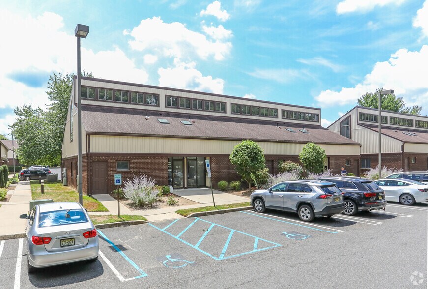 67-74 Brunswick Woods Dr, East Brunswick, NJ à louer - Photo principale - Image 1 de 11