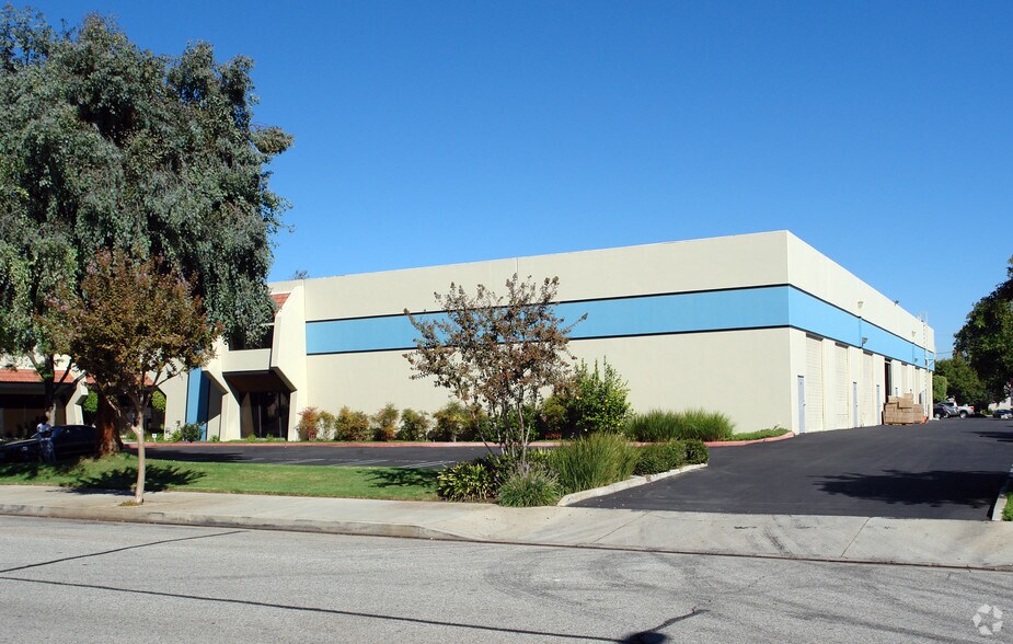 9230-9242 Deering Ave, Chatsworth, CA for sale - Building Photo - Image 3 of 4