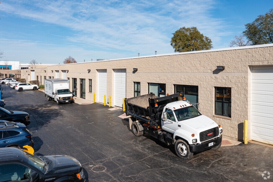 837 Oakton St, Elk Grove Village, IL for lease - Building Photo - Image 3 of 7
