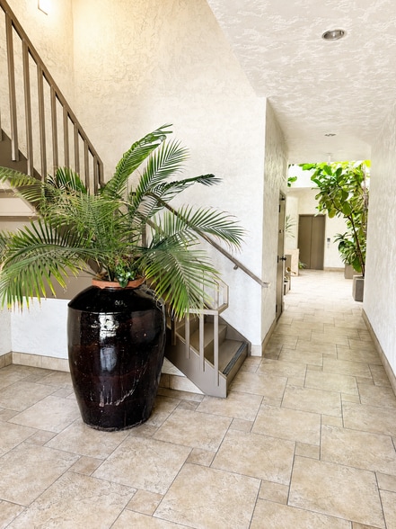 2277 Townsgate Rd, Westlake Village, CA for lease - Building Photo - Image 2 of 22