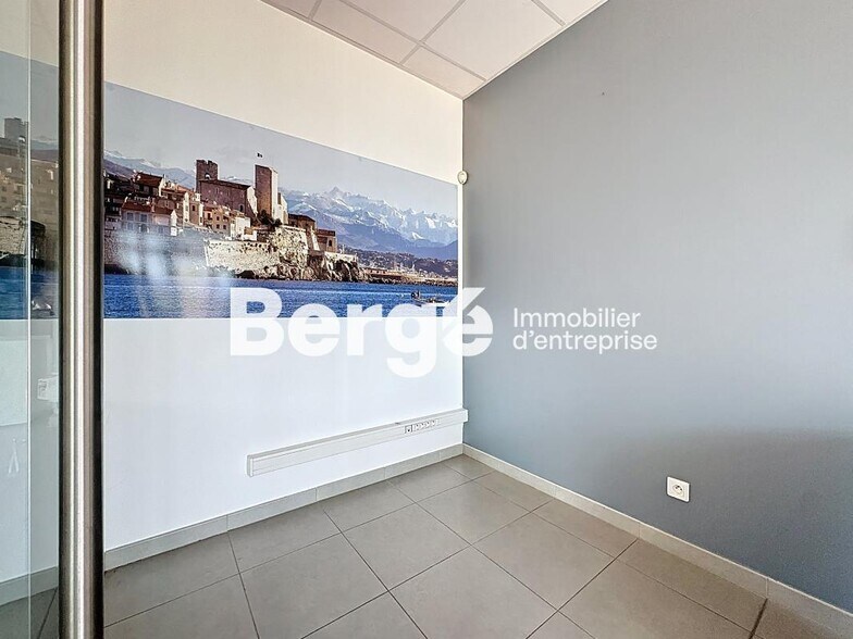 Retail in Antibes for sale - Interior Photo - Image 3 of 7