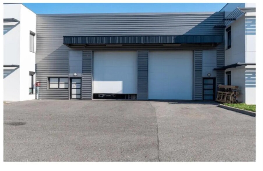 35-37 Rue Emile Zola, Décines-Charpieu à louer - Photo du bâtiment - Image 3 de 5