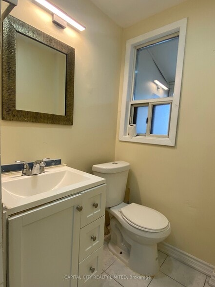 1200-1202 Danforth Ave, Toronto, ON à vendre - Photo du bâtiment - Image 3 de 12