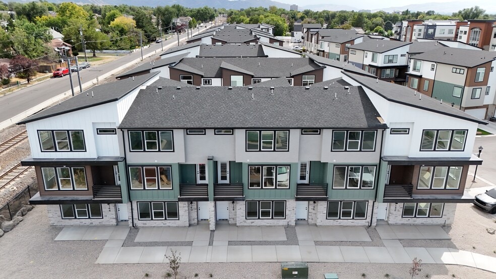 Princeton Terrace Townhomes - 9 Units portfolio of 2 properties for sale on LoopNet.ca - Building Photo - Image 3 of 41