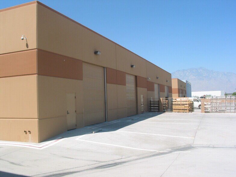 72350 Quarry Trl, Thousand Palms, CA à vendre - Photo du bâtiment - Image 2 de 22