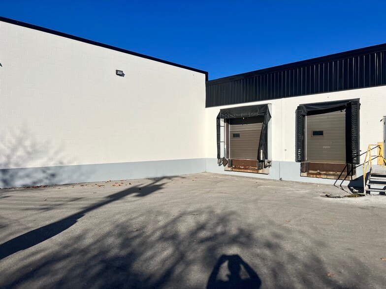 44 Apex Rd, Toronto, ON à louer - Photo du bâtiment - Image 2 de 6