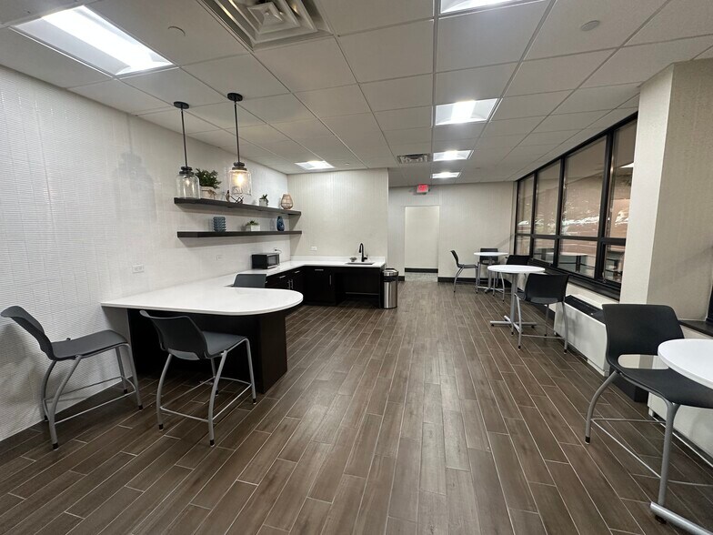 2201 Rt 38, Cherry Hill, NJ à louer - Hall d’entrée - Image 3 de 11