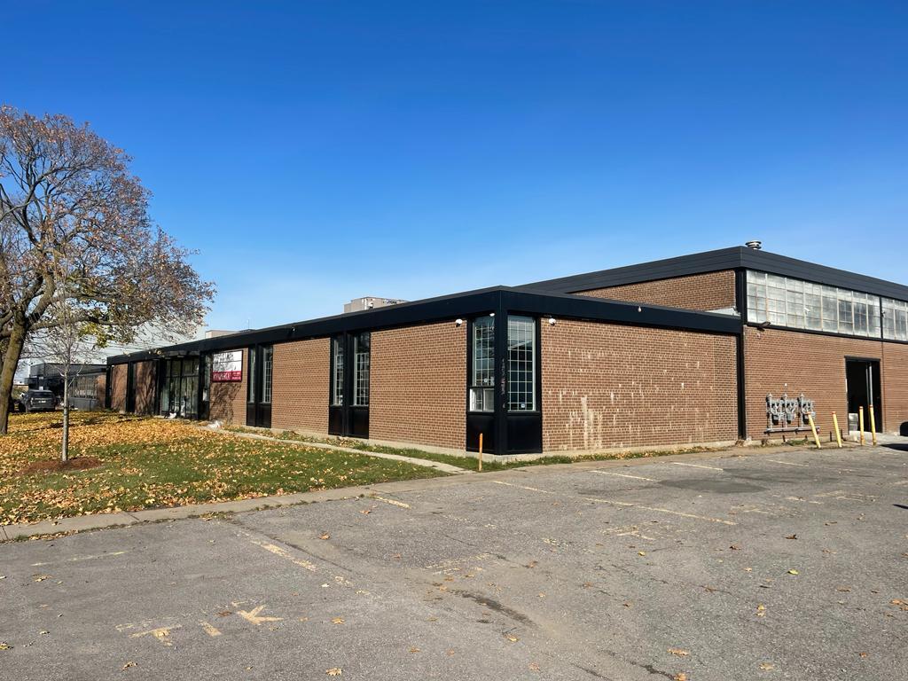 8531 Ch Delmeade, Mont-Royal, QC for lease Primary Photo- Image 1 of 2