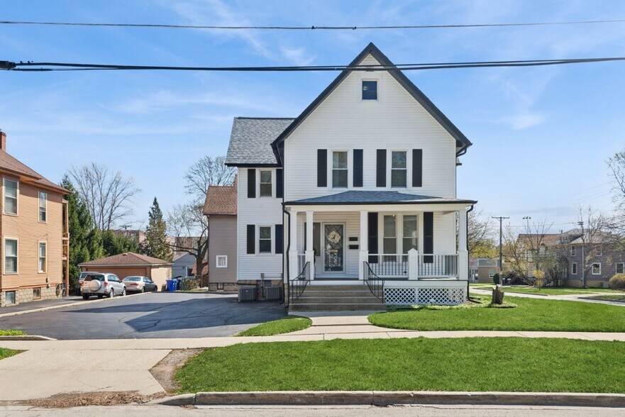 323 S Hale St, Wheaton, IL à vendre - Photo du bâtiment - Image 1 de 21
