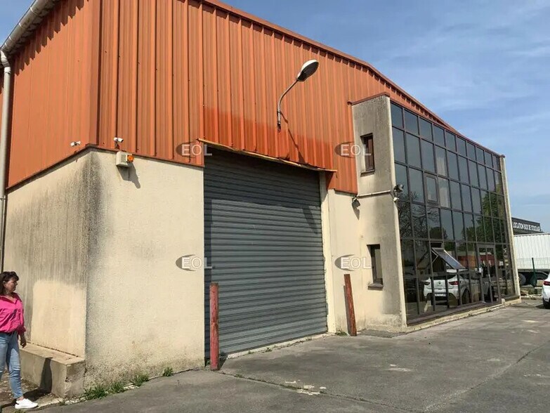 Flex in Brie-Comte-Robert for sale - Building Photo - Image 2 of 4