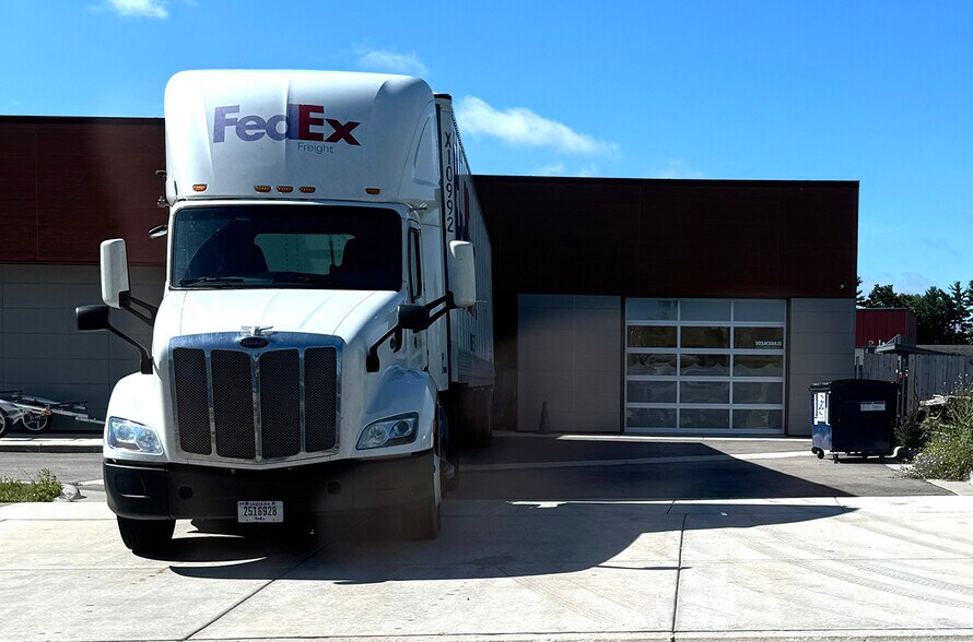 2620 Rimrock Rd, Madison, WI à vendre - Photo du bâtiment - Image 2 de 10