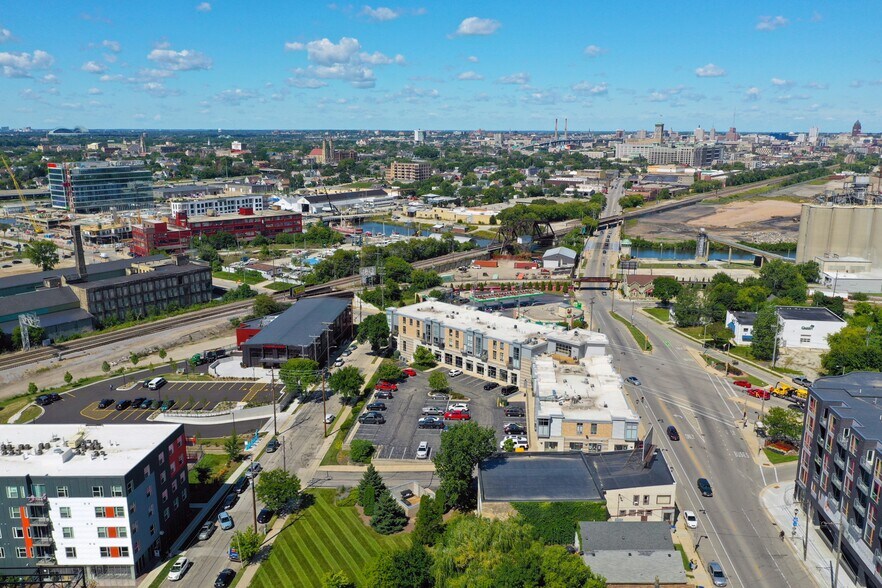 2121 S Kinnickinnic Ave, Milwaukee, WI à louer - Aérien - Image 3 de 4