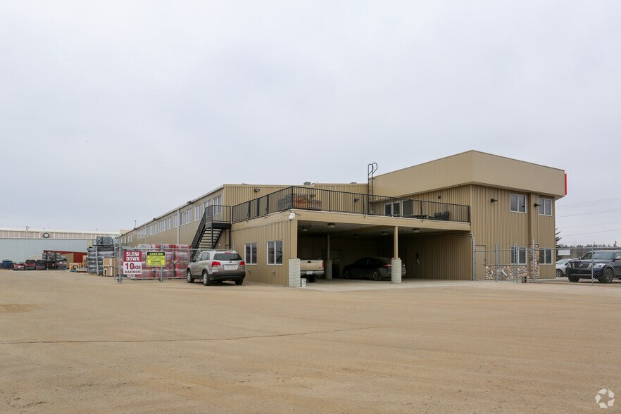 7740 40 Ave, Red Deer, AB à vendre - Photo du bâtiment - Image 2 de 5