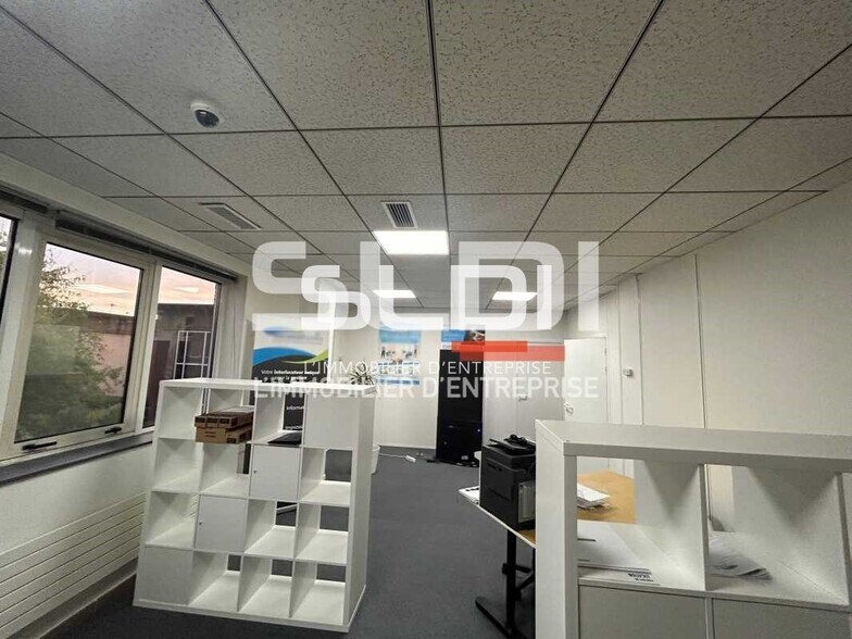 Office in Limas for lease - Interior Photo - Image 3 of 11