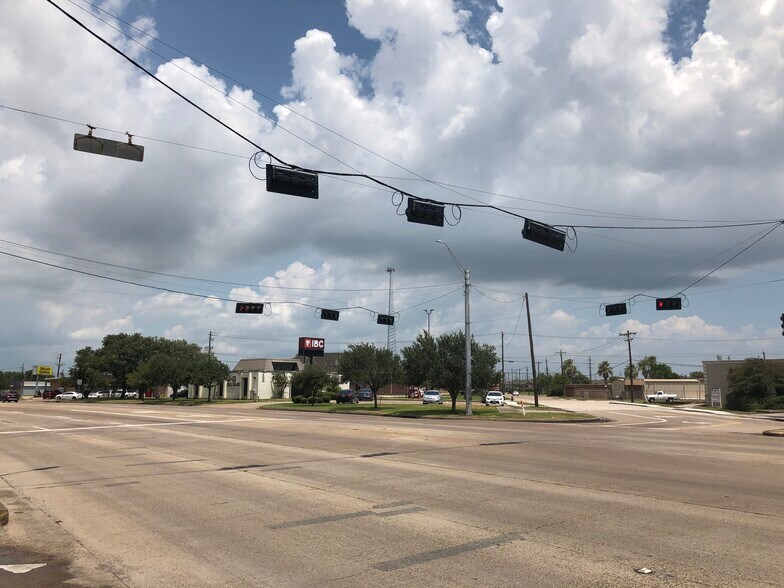 1208 N Brazosport Blvd, Freeport, TX à louer - Photo du bâtiment - Image 2 de 21