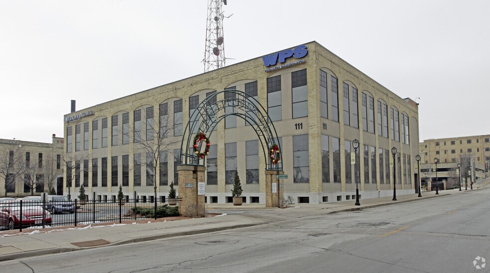 111 W Pleasant St, Milwaukee, WI à louer - Photo du bâtiment - Image 2 de 10